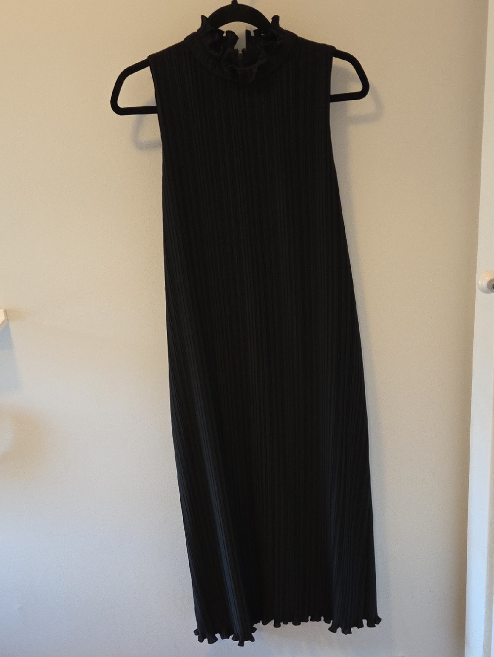 Alice + Olivia Black Sleeveless Ribbed Maxi Dress with Ruffle Neck